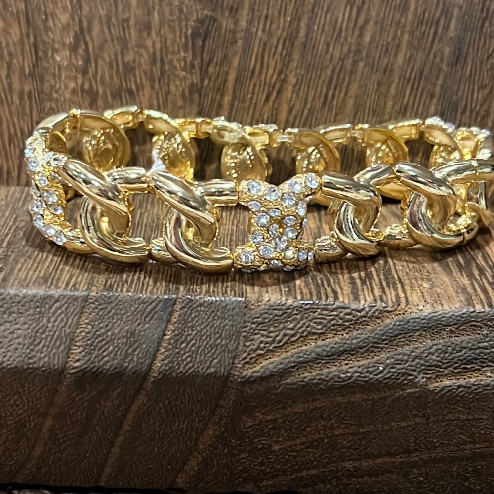 3/$18 NWOT Gold with Beautiful Crystal Rhinestones Stretch Bracelet - Lot 097